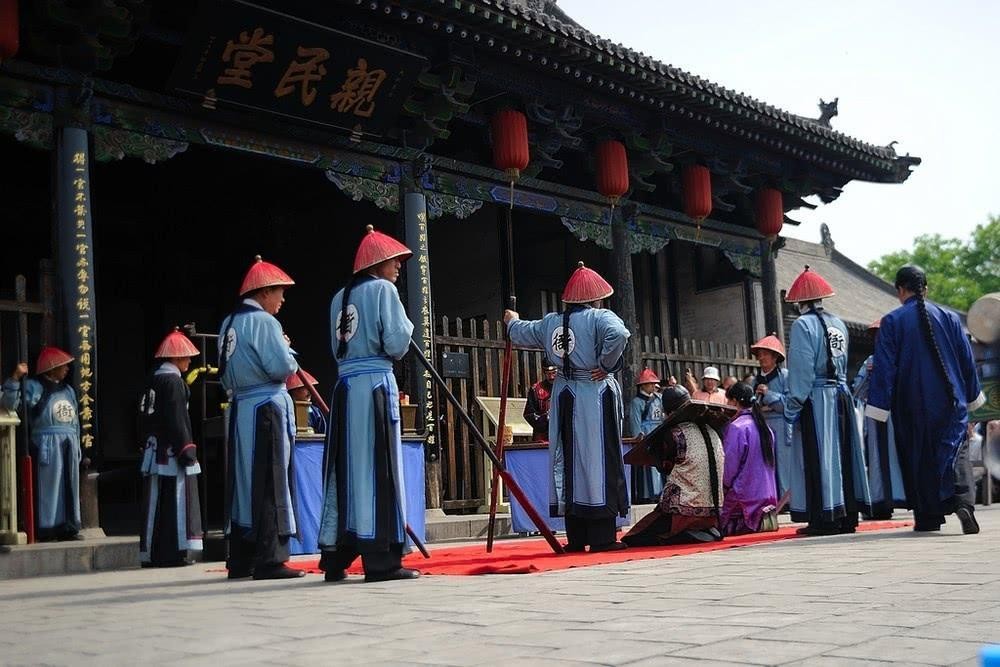 的,以前小编看包青天的时候 就特别喜欢县衙里面的官兵一起喊"威武"