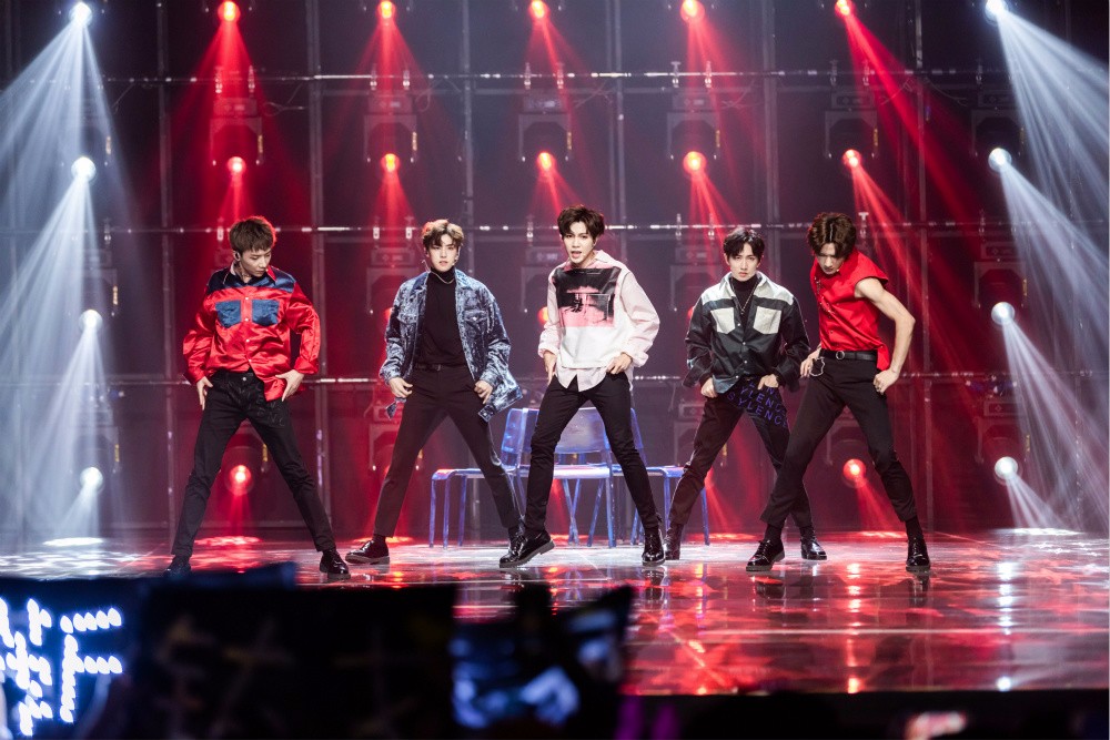 钛戈男团携专辑主打《夜空悬浮》登打歌舞台 演绎椅子舞