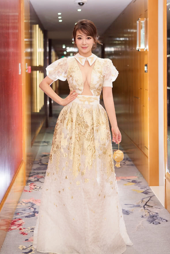 陈紫函豁出去了胸前用透视纱遮重点网友遮了也没用