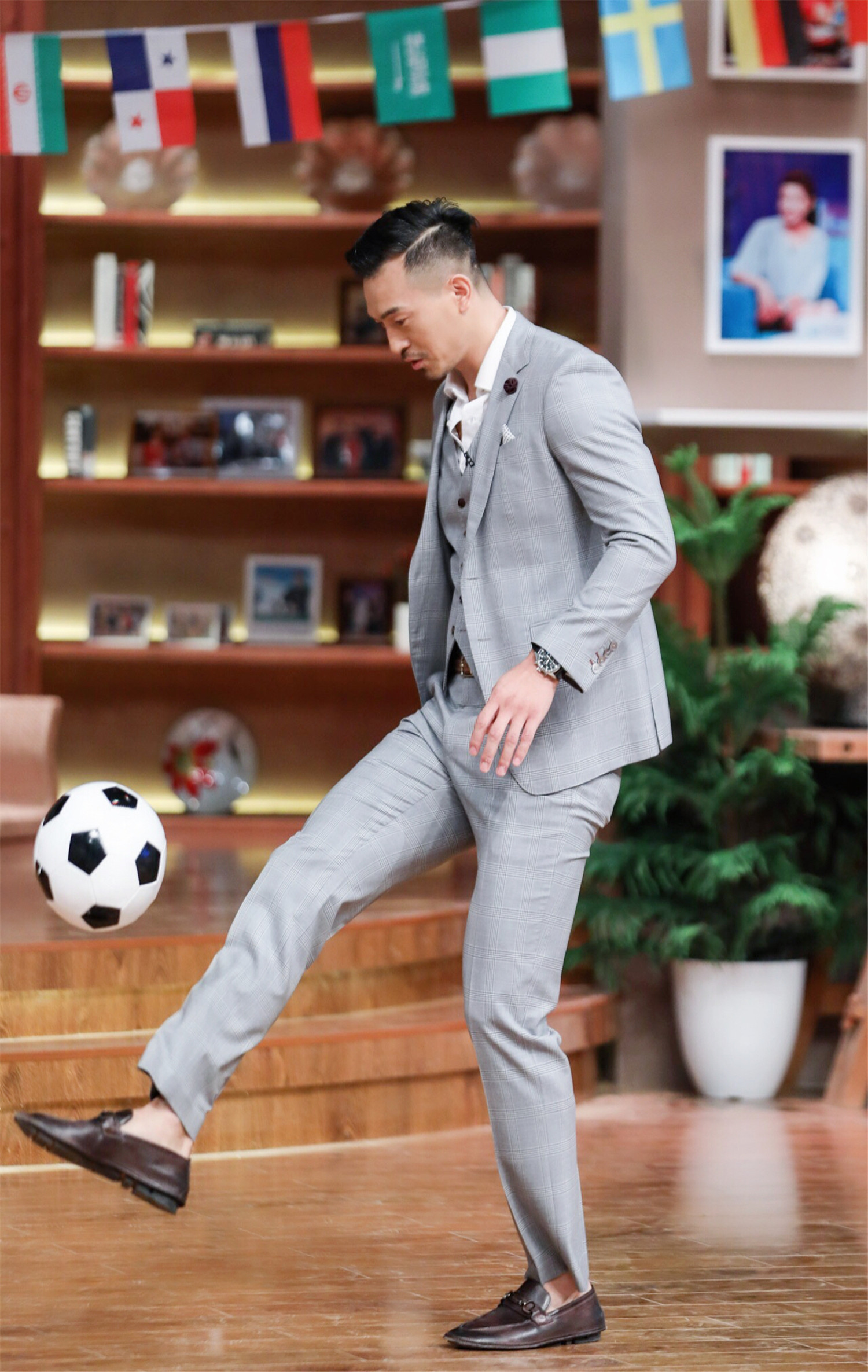 纪焕博穿西装花样炫球技 携明星球队做客北京卫视