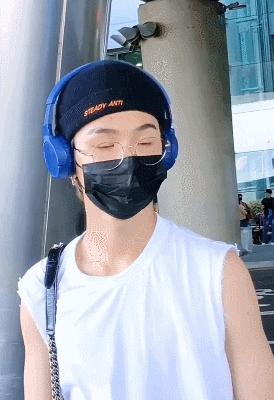 这回前往韩国的justin是素颜现身机场,之前做的断眉造型还在,就算没有