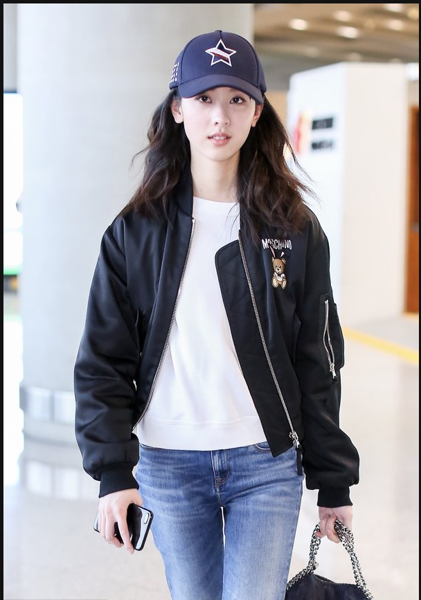 陈都灵牛仔裤搭配小白鞋现身机场纯洁的邻家女孩和刘亦菲一样仙