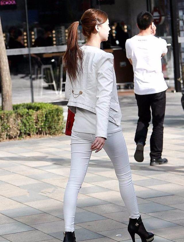 街拍白裤子美女穿出自己的个性才是女人的最好的选择