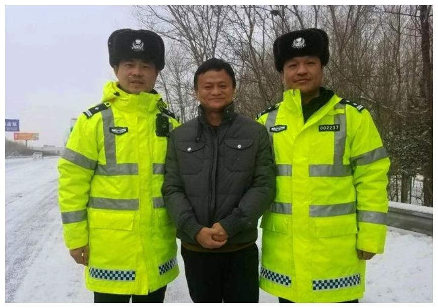 明星和警察叔叔合照盘点,最好别学黄渤,学孙红雷才好!