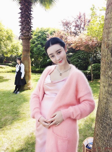 4月14日何承熹微博晒出一组照片,大肚翩翩,看似怀孕已有半载,身边的