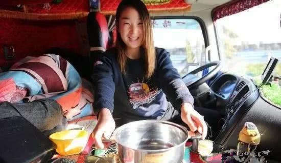 90后美女开大货车成网红,吃住都在车上,想找男