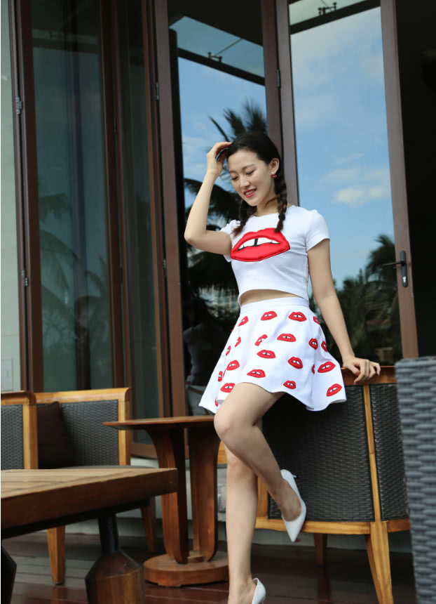 常思思的裙子要逼死密集恐惧症,都31岁了还这样穿,却童趣十足!