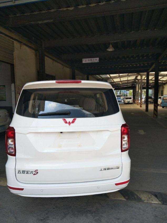 全新五菱宏光s到店实拍面包车秒变mpv5万起神车光环难延续