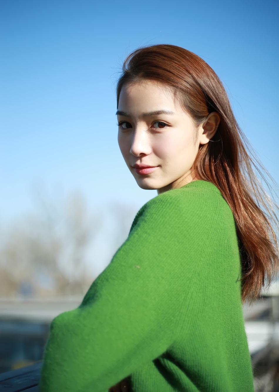 她之美: 张南冬侧开叉绿色宽松毛衣搭配雪纺裙, 回眸一笑百媚生啊