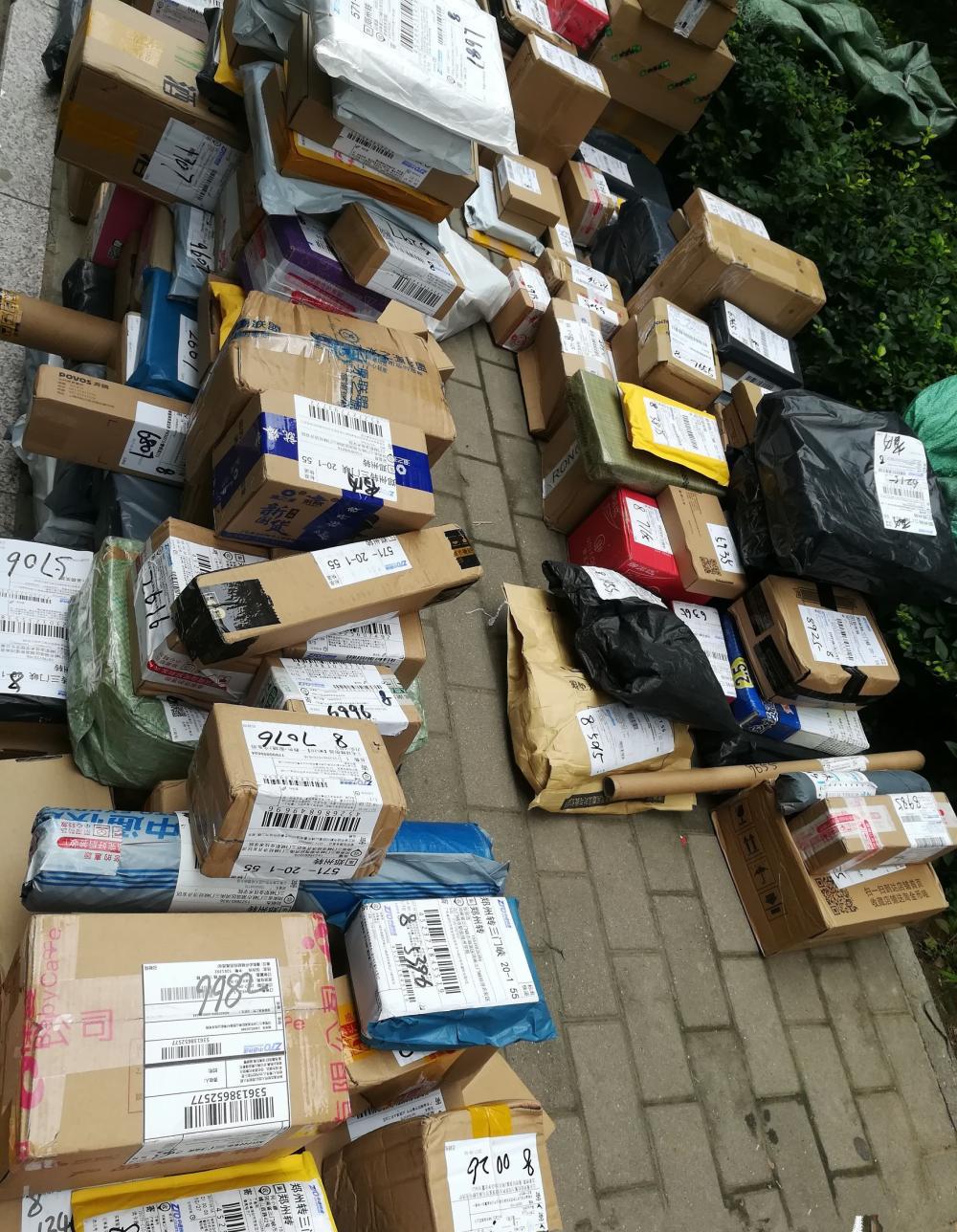 大学开学没两天, 校园包裹堆成堆, 网购很方便可花的都是父母钱