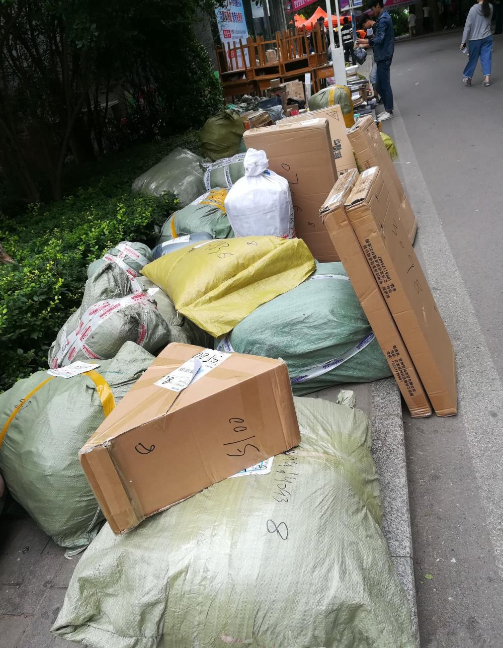 大学开学没两天, 校园包裹堆成堆, 网购很方便可花的都是父母钱