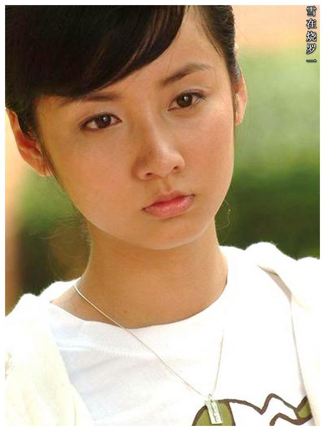 吕一第一部主演的电视剧是《雪在烧》,她扮演剧中一个心地纯真善良,却