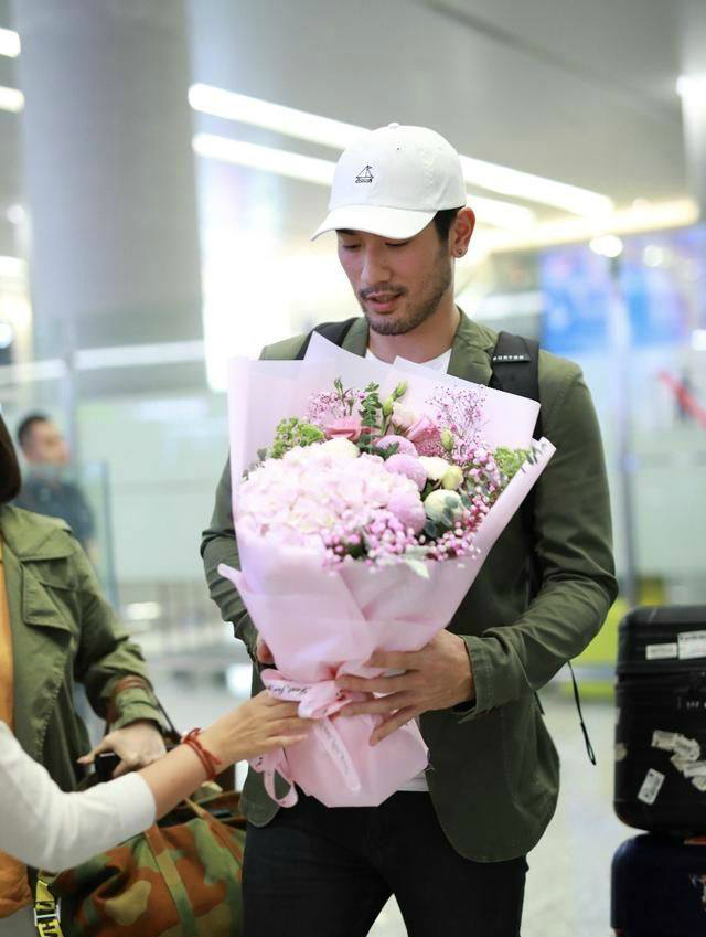 195的高以翔手捧鲜花现身,小胡子油腻有魅力