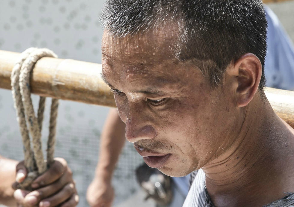 他们是最底层的劳苦大众,靠一根棍棒养家糊口,爬坡越坎负重前行