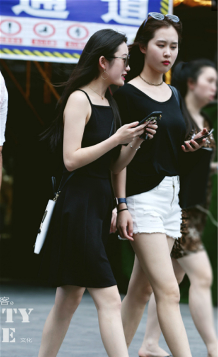 街拍重庆:黑色吊带裙少妇,尽显大白腿,闺蜜同行总有个你看上的