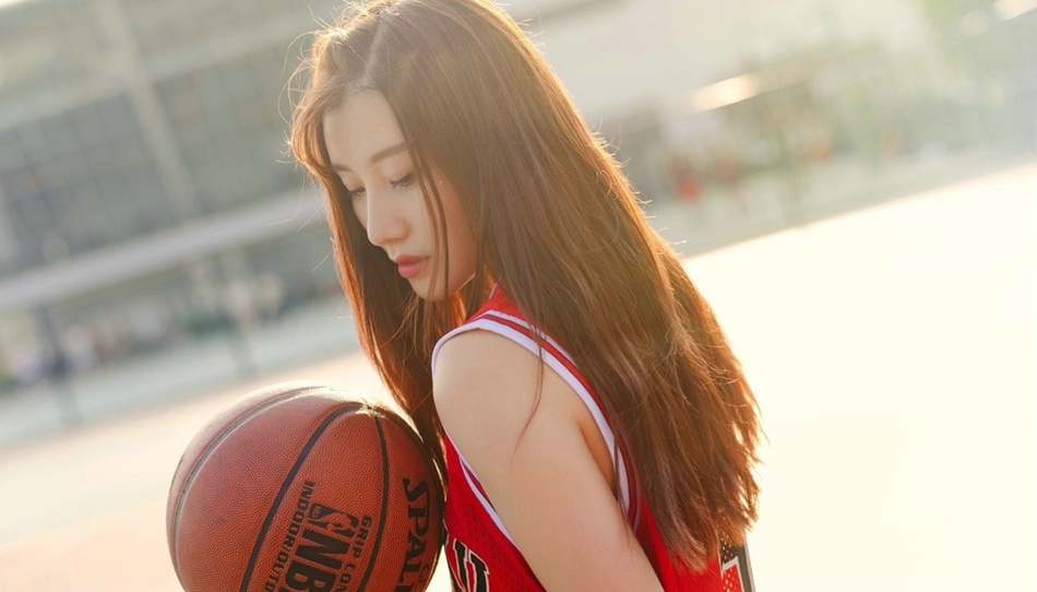 篮球少女俏皮性感照美艳迷人