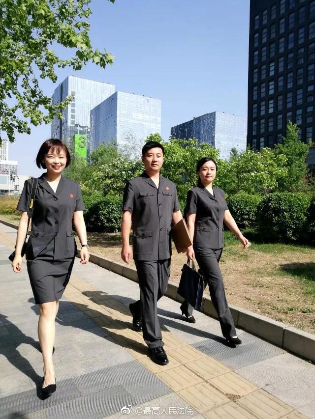 今年夏天,我们换装新版法官制服了!|法官|制服|今年夏天|夏装|最高人民法院_新浪新闻