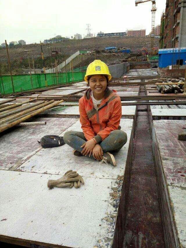 当日挤在男民工堆里一夜爆红的工地小妹,连包工头都对她爱护有加