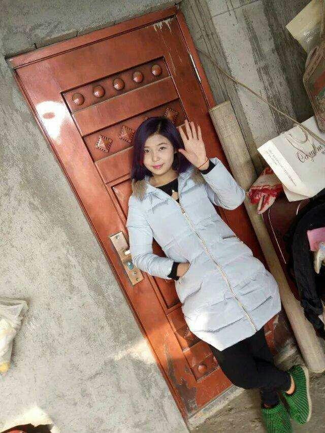 当日挤在男民工堆里一夜爆红的工地小妹,连包工头都对她爱护有加