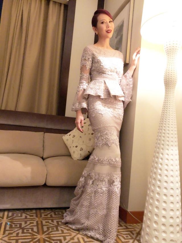 蔡少芬一袭红裙亮相,肩上扛着的大红花亮了!想不到娘娘这么敢穿