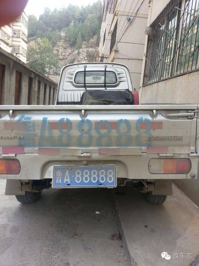 网友在2013-03-28在济南顺河高架偶遇鲁a88888,当时还是在一辆黑色