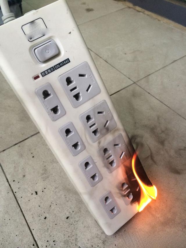 我家插排经常漏电冒火花,都怪我手贱!按了那个不起眼的红按钮