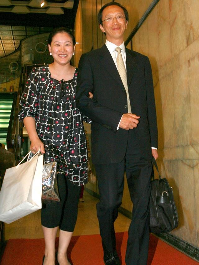 40岁伏明霞与66岁老公近况:她发福走样他衰老暴瘦,更像父女