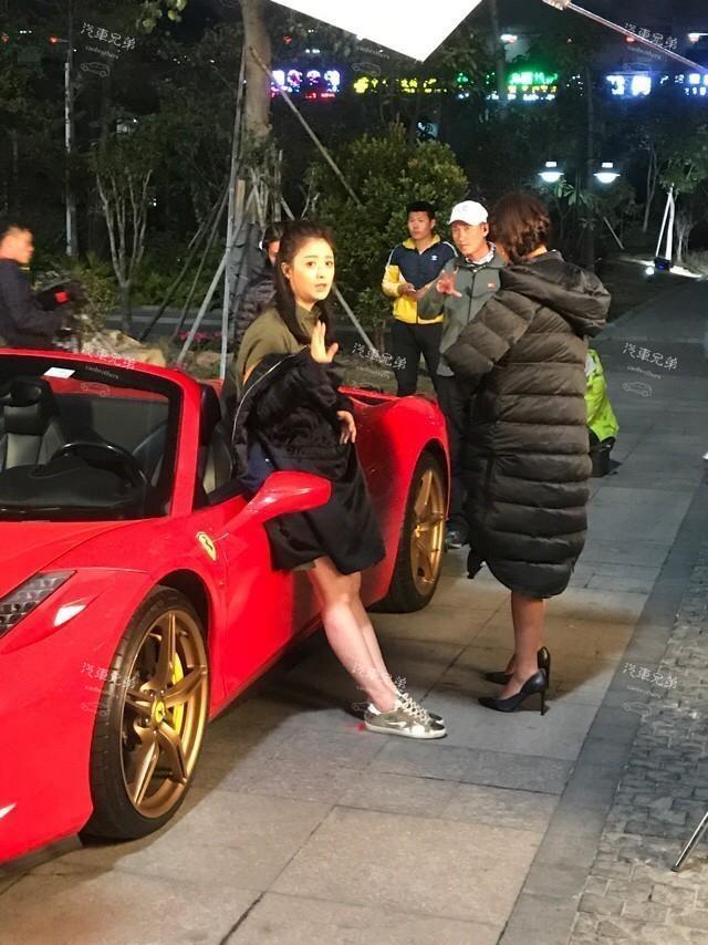 女神也爱法拉利, 蒋欣开着法拉利去拍戏