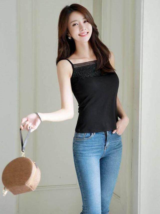 美女时尚穿搭身姿妙曼的气质美女搭配紧身牛仔裤女人味十足