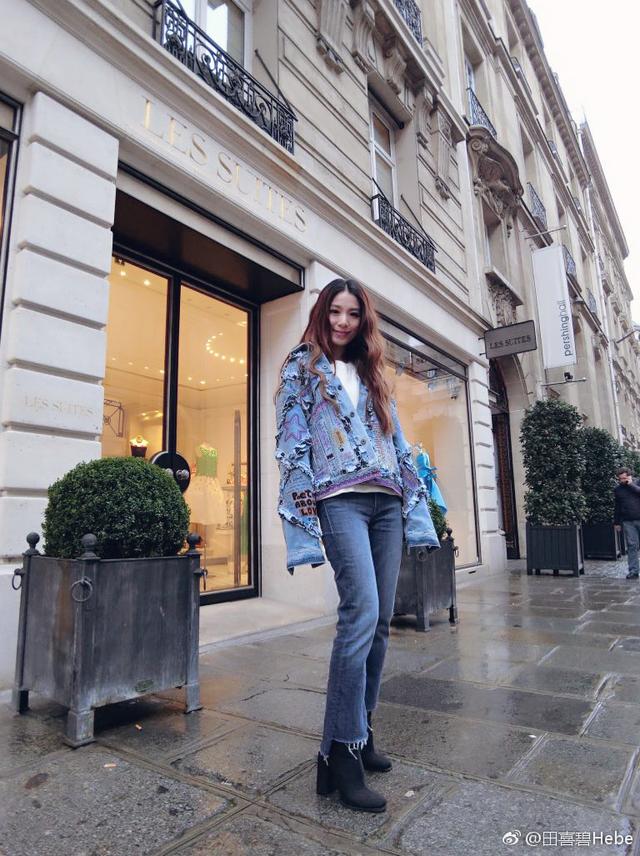 再来看这套街拍风格版的田馥甄,一件牛仔外套搭配一条浅色系牛仔裤,脚