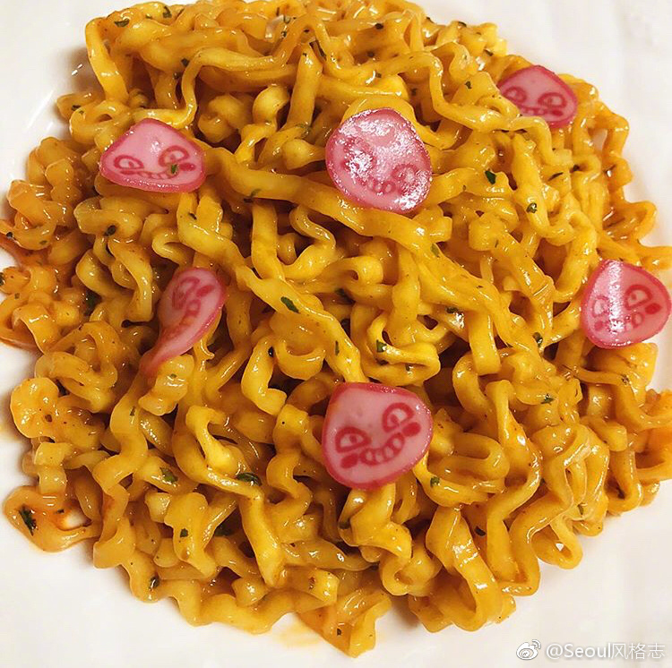 三养奶油火鸡面和屁桃君推出了合作款,粉粉嫩