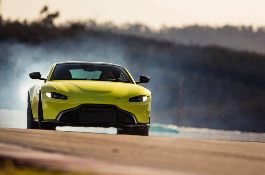 不想随大流买保时捷911这台2018款阿斯顿马丁vantage是个好选择