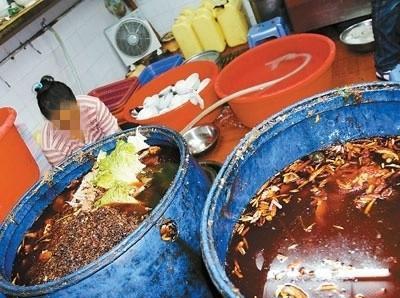 实拍地沟油的制作过程看完之后你还敢吃路边摊了吗