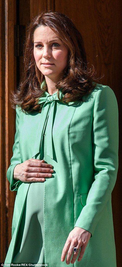 凯特王妃捂着孕肚参加活动,绿色连衣裙点缀蝴蝶结,凯特王妃真美