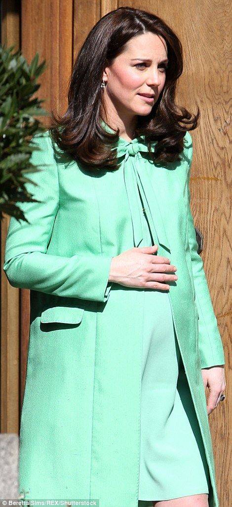 凯特王妃捂着孕肚参加活动,绿色连衣裙点缀蝴蝶结,凯特王妃真美