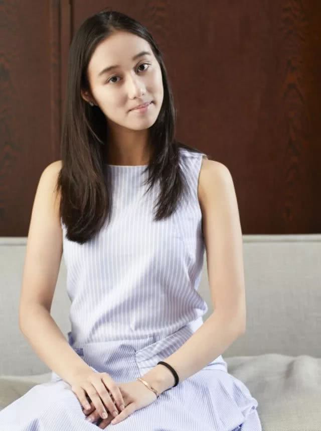 赌王19岁女儿何超欣近照,温婉美丽很清纯,在校是风云人物