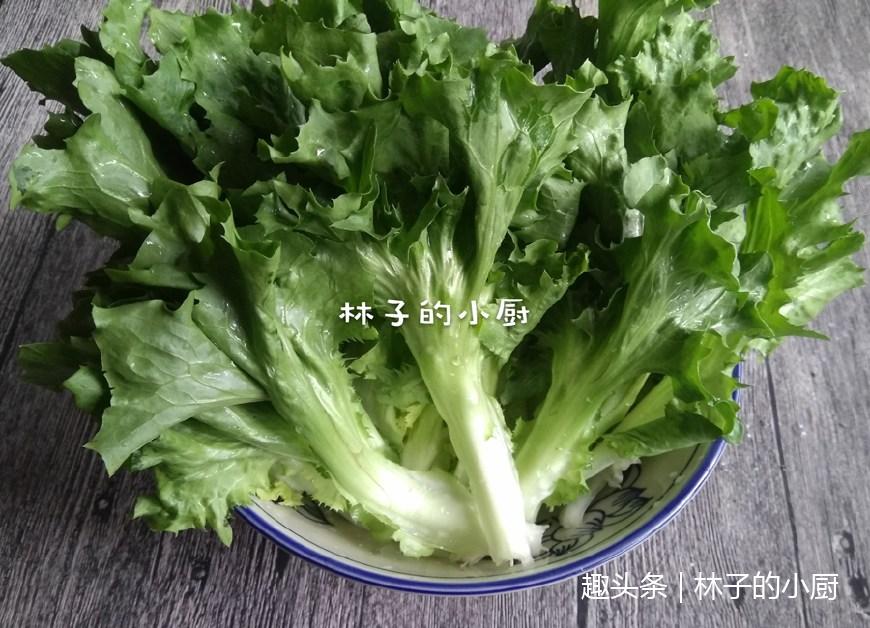 2,锅中加入清水和适量的稻米油;3,水开后下入鸡窝菜,再开后调入盐和