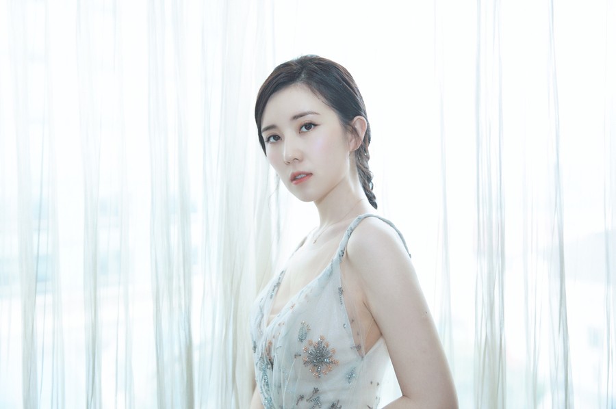 靳芊芊曝反季节写真 仙气满满尽显优雅