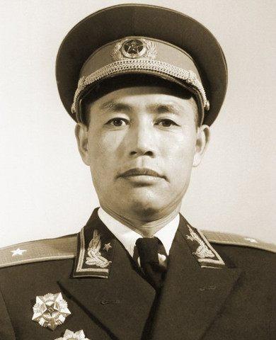 后来,邓岳又回到连队,当排长,区队长,营长,团参谋长,副团长……成为了