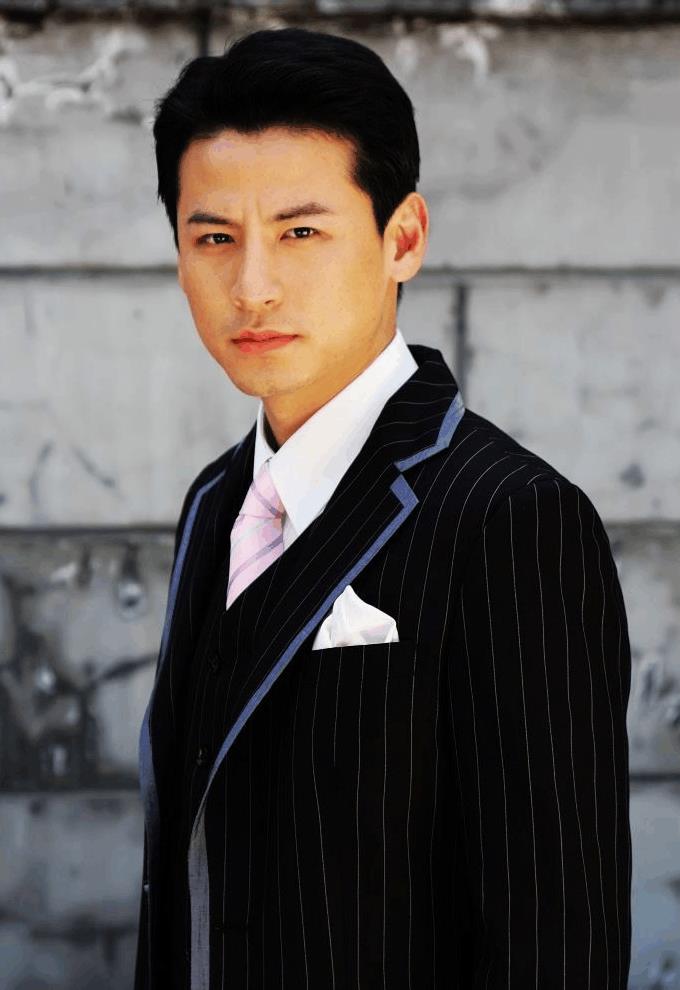 21岁出道, 演10次主角一直不红, 却娶年轻漂亮的女星!