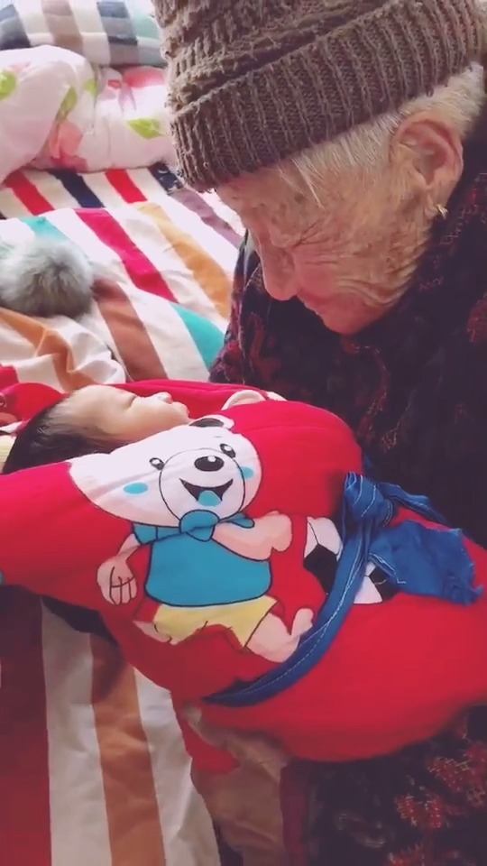 93岁的奶奶抱着重孙子,时间过的真快!