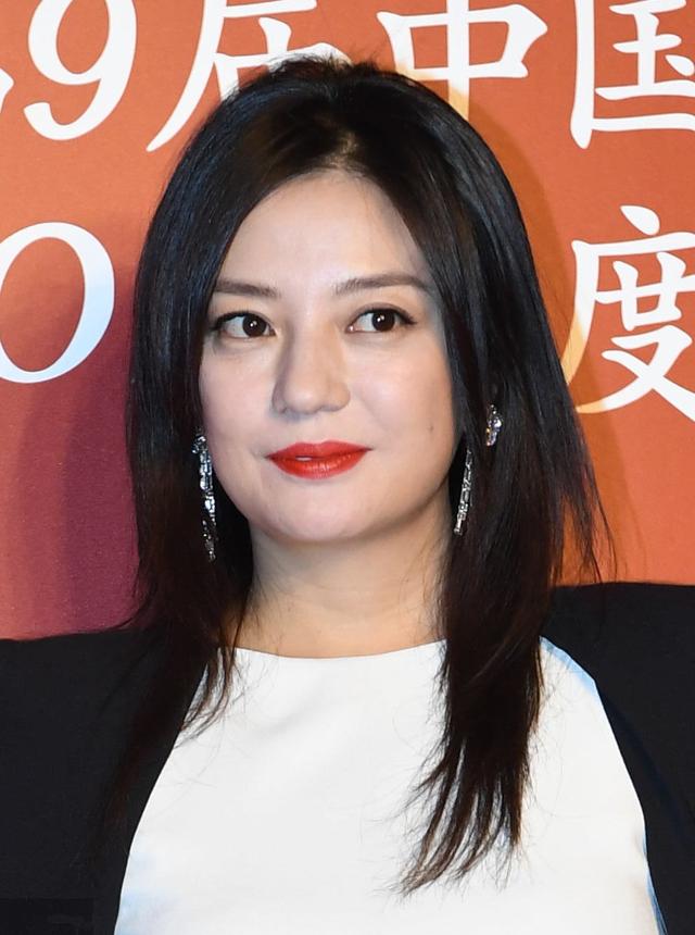 赵薇穿红裙尽显妩媚风情,网友:这脸p的太瘦了,与未修图差距大