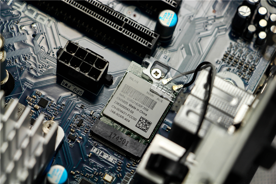 alienware aurora r7采用了一块外星人定制m-atx主板,采用intel z370