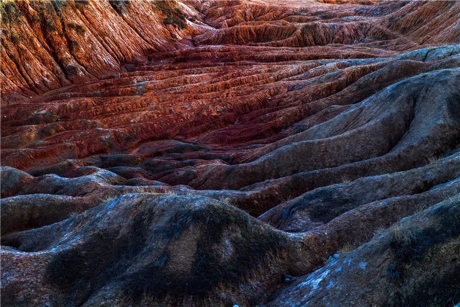 乌苏泥火山群色彩堆积的神奇地质世界