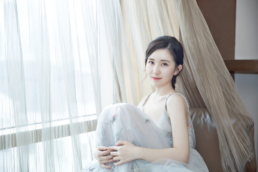 靳芊芊曝反季节写真 仙气满满尽显优雅