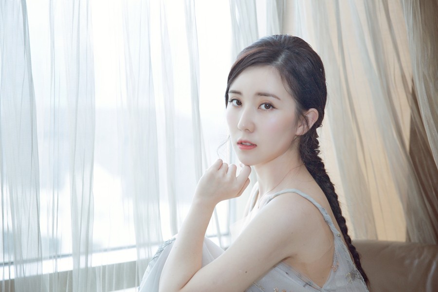 靳芊芊曝反季节写真 仙气满满尽显优雅