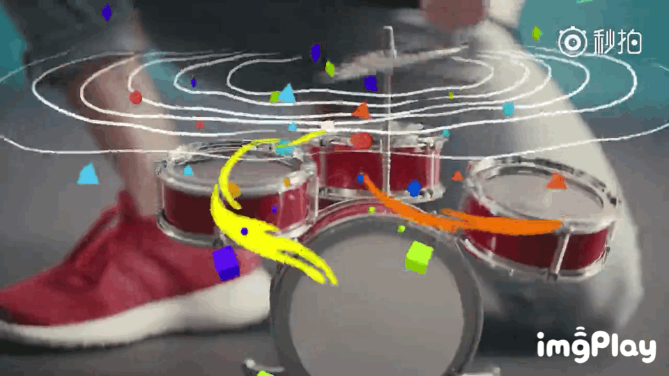 易烊千玺 天马行空 易烊千玺 微型架子鼓 发带千有趣敲打着微型架子