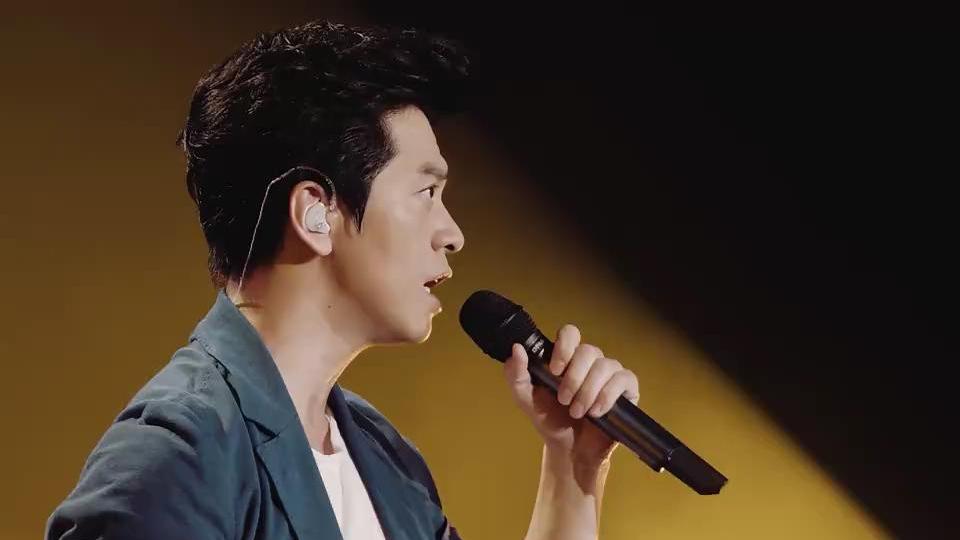 男人的吟唱也能如此动人,李健《风吹麦浪》演唱会现场版