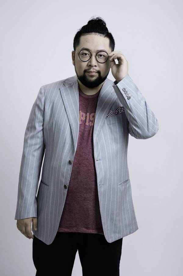 他是喜剧演员修睿,浓密的大胡子是他的象征,如今胡子没了长这样