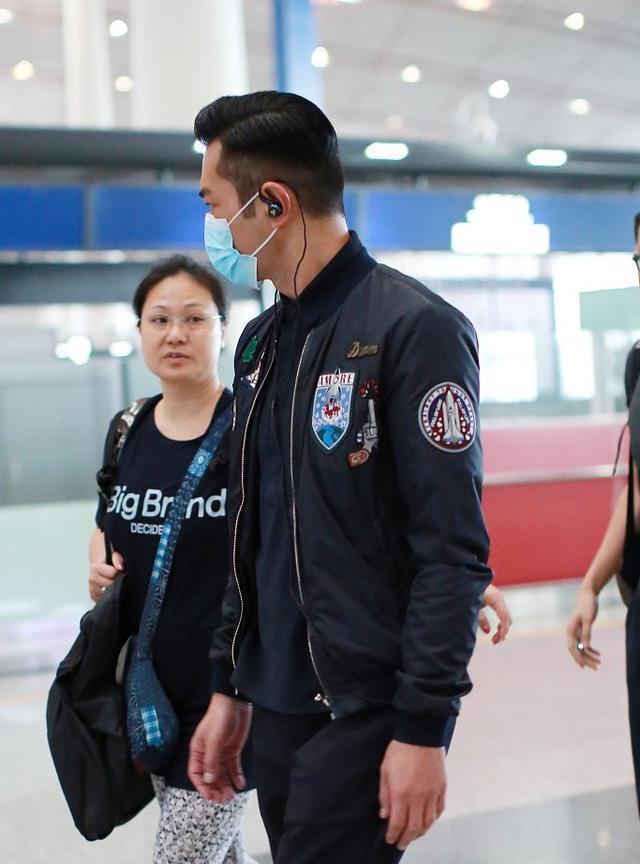 古天乐低调现身机场被粉丝求合影, 网友: 只有太阳才能黑他